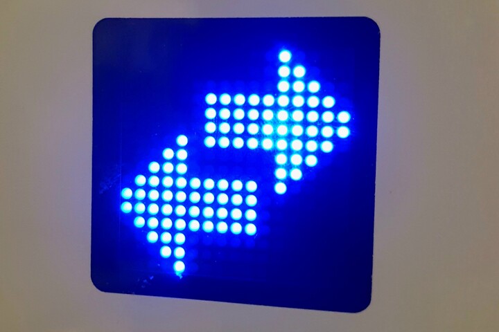 Two blue arrows. One points to the right, one to the left.