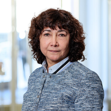 Gilda Motzny trägt eine blaue Wolljacke und blickt freundlich in die Kamera.
